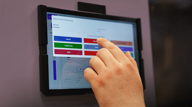 Machine Operator logging downtime using fourjaw machine monitoring system-1